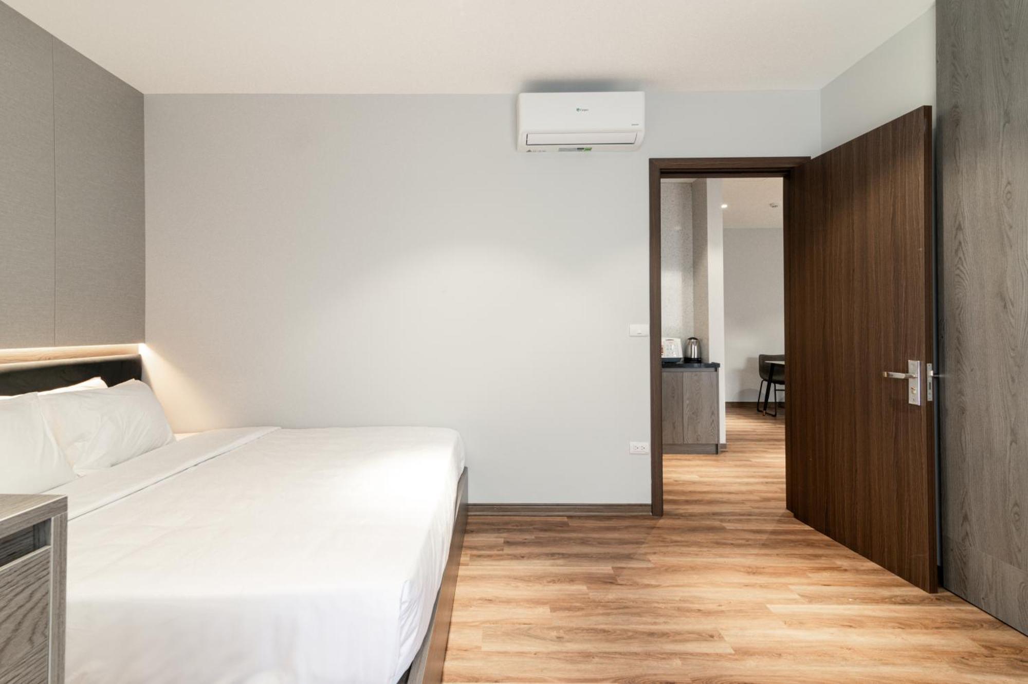 Luxe Paradise Suites Hotel To Ngoc Van Hanoi Exteriör bild