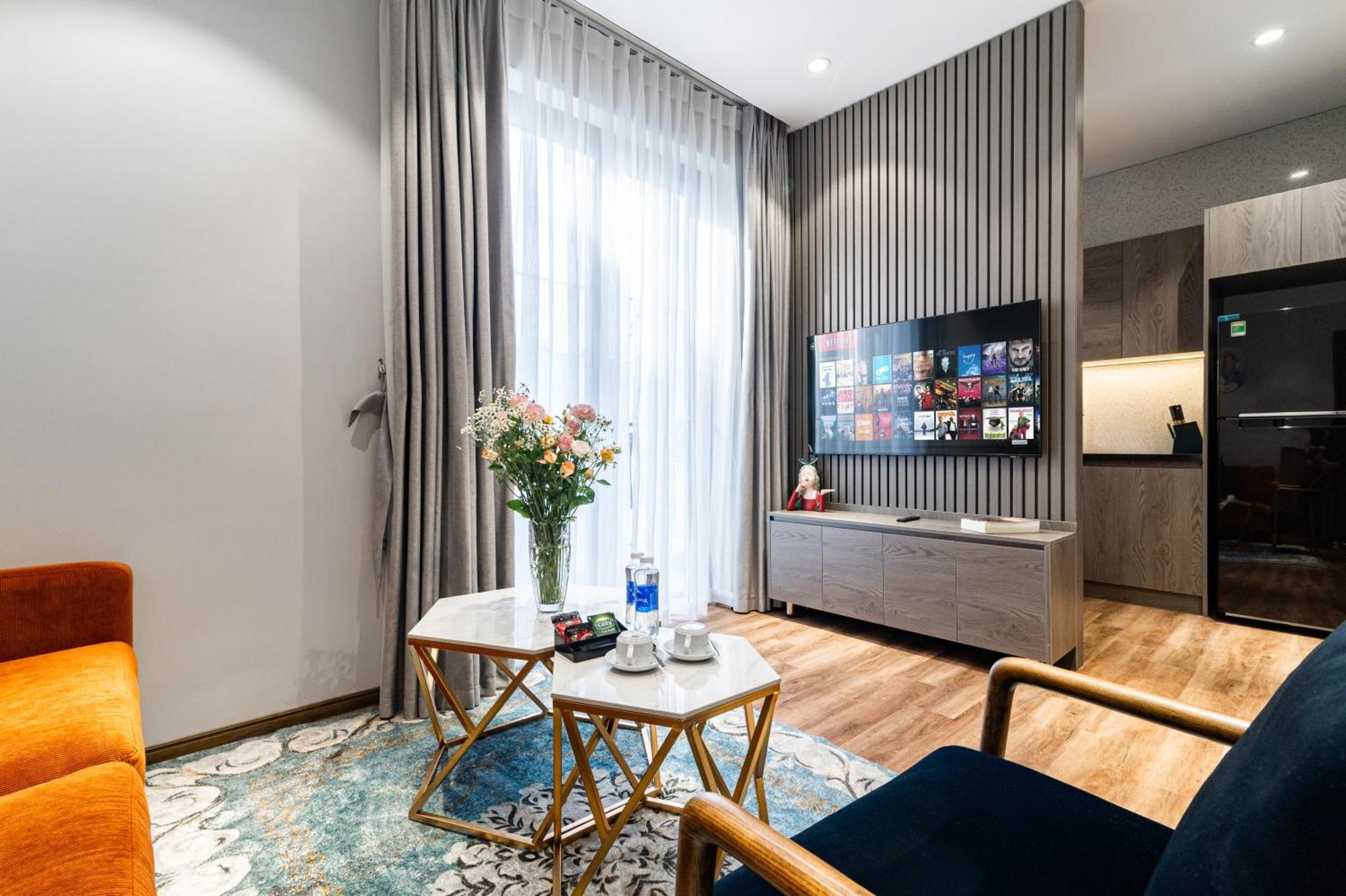 Luxe Paradise Suites Hotel To Ngoc Van Hanoi Exteriör bild